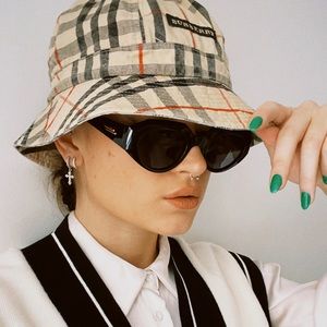 Meet your Posher, Simona